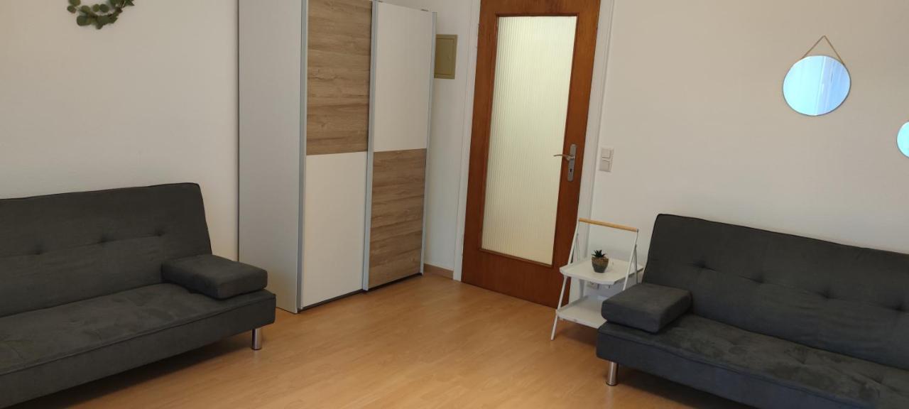 Schoene Und Optimal Gelegene Wohnung Og Weisskirchen Esterno foto