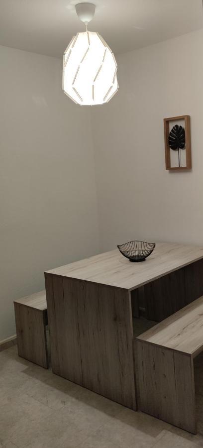 Schoene Und Optimal Gelegene Wohnung Og Weisskirchen Esterno foto