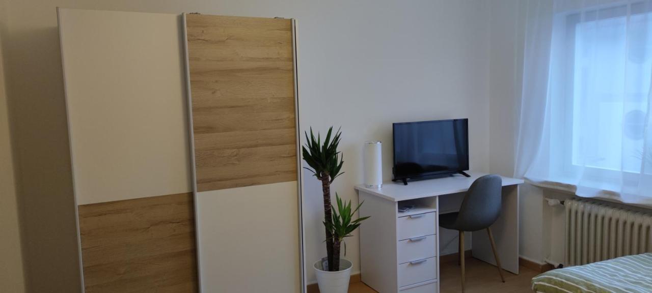 Schoene Und Optimal Gelegene Wohnung Og Weisskirchen Esterno foto