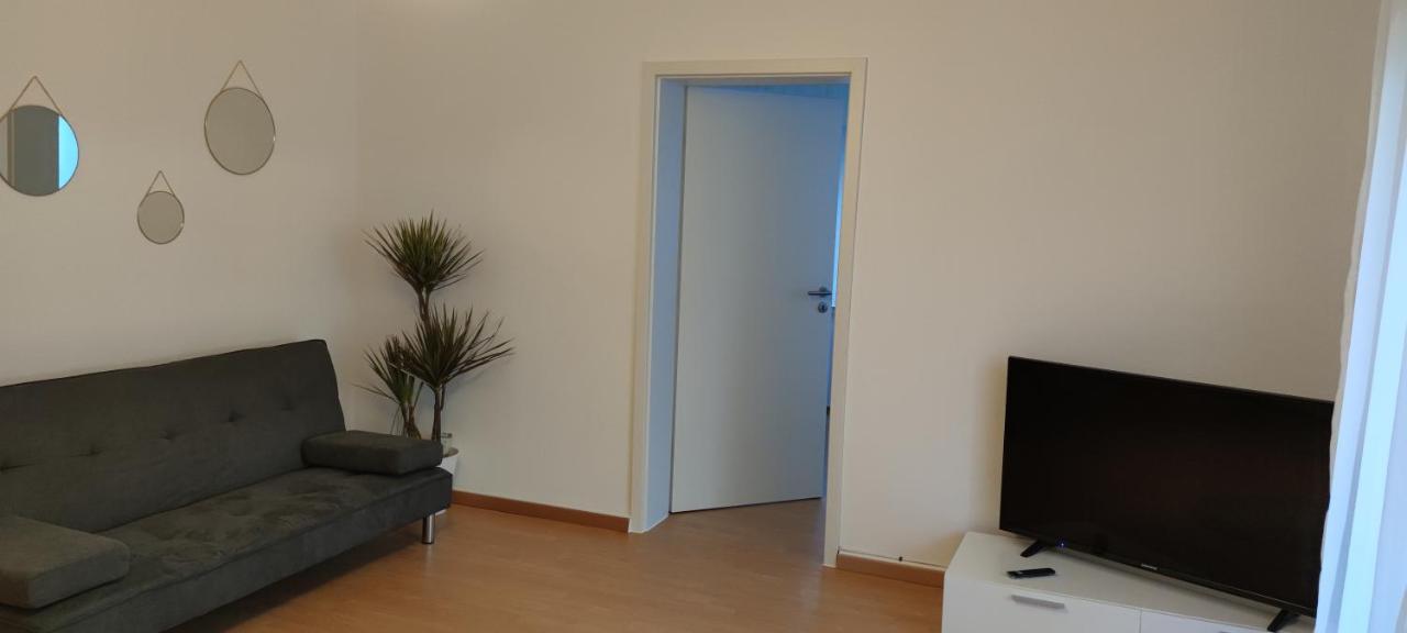 Schoene Und Optimal Gelegene Wohnung Og Weisskirchen Esterno foto